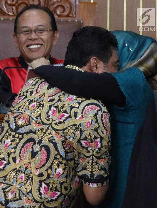 Terdakwa kasus penyebaran berita bohong atau hoaks Ratna Sarumpaet (tengah) memeluk Presiden Konfederasi Serikat Pekerja Indonesia (KSPI) Said Iqbal dalam sidang lanjutan di PN Jakarta Selatan, Selasa (9/4). Keduanya cipika cipiki saat bertemu dalam sidang. (Liputan6.com/Immanuel Antonius)