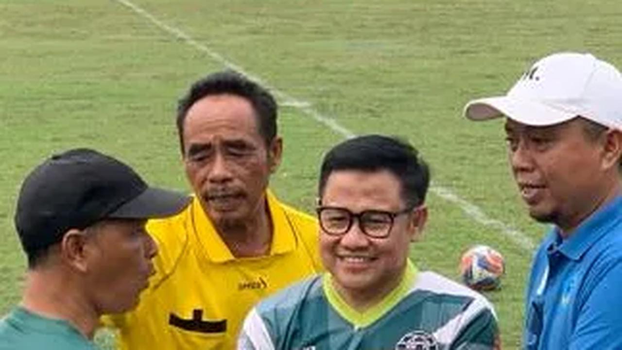 Cak Imin Main Sepak Bola Bareng Legenda Persebaya, Janjikan Pensiunan Atlet Dapat Asuransi