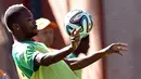 Model rambut pemain sepak bola berkewarganegaraan Pantai Gading, Geoffroy Serey Die saat dilihat dari belakang. Geoffroy Serey Die memilih gaya rambut mohawk yang bagian belakangnya miring ke samping kanan. (ISSOUF SANOGO/AFP)