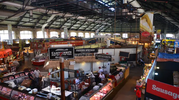 Bintang 5: Sungai Terjernih, Hotel Es, dan Pasar Tradisional 