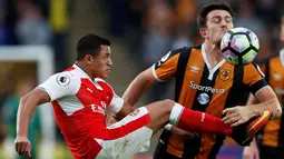 Pemain Arsenal, Alexis Sanchez, berebut bola dengan pemain Hull City, Harry Maguire, pada laga lanjutan Premier League, di KCOM Stadium, Sabtu (17/9/20106). (Action Images via Reuters/Lee Smith)