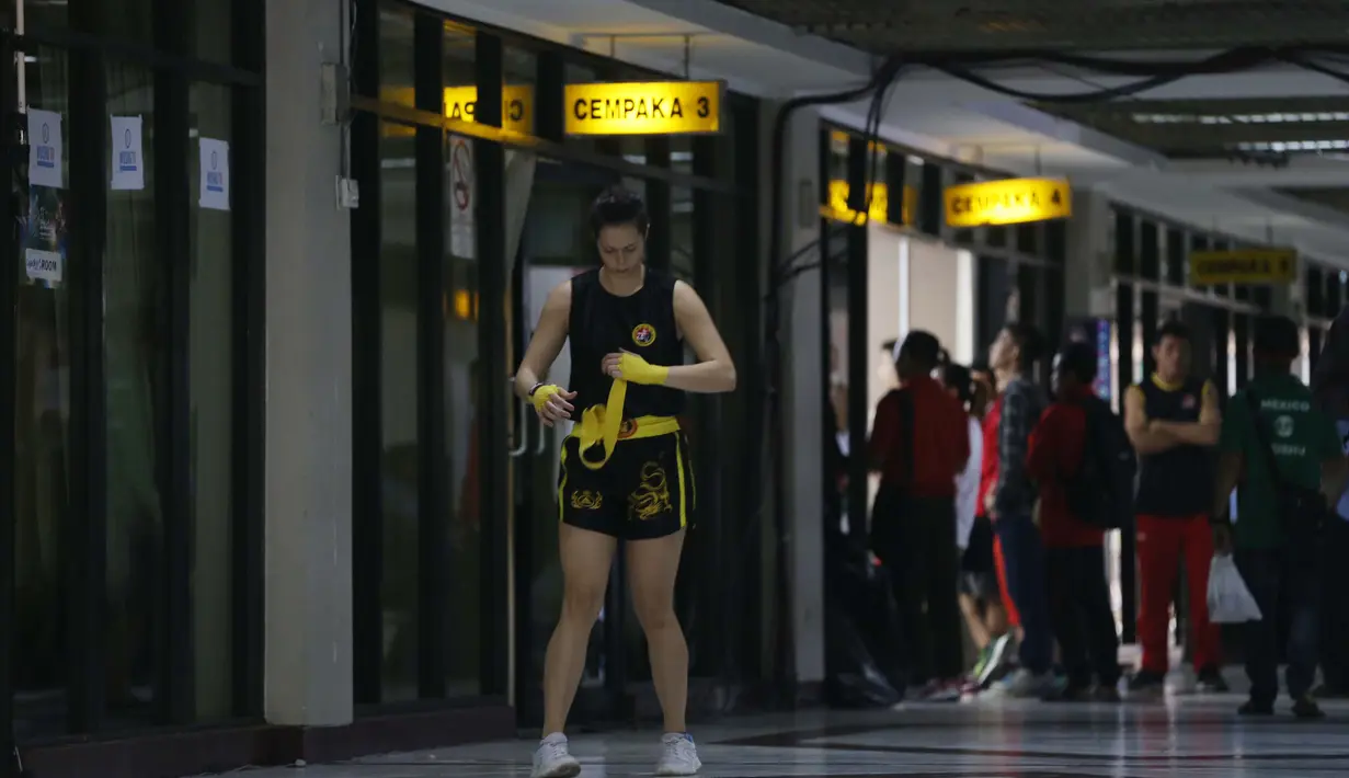 Atlet Wushu asal Amerika, Ragan Beedy saat berlatih sebelum bertanding pada Kejuaraan Dunia Wushu 2015 di Istora, Senayan, Jakarta, Selasa (17/11/2015). (Bola.com/Nicklas Hanoatubun)