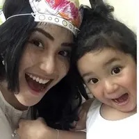 Sebagai orangtua, Ayu Ting Ting tidak keberatan ketika putrinya, Bilqis mengikuti jejaknya. Sebagai orangtua, ia akan mensupport. Meski demikian, ia tetap menomorsatukan pendidikan pada putrinya. (Instagram/ayutingting92)