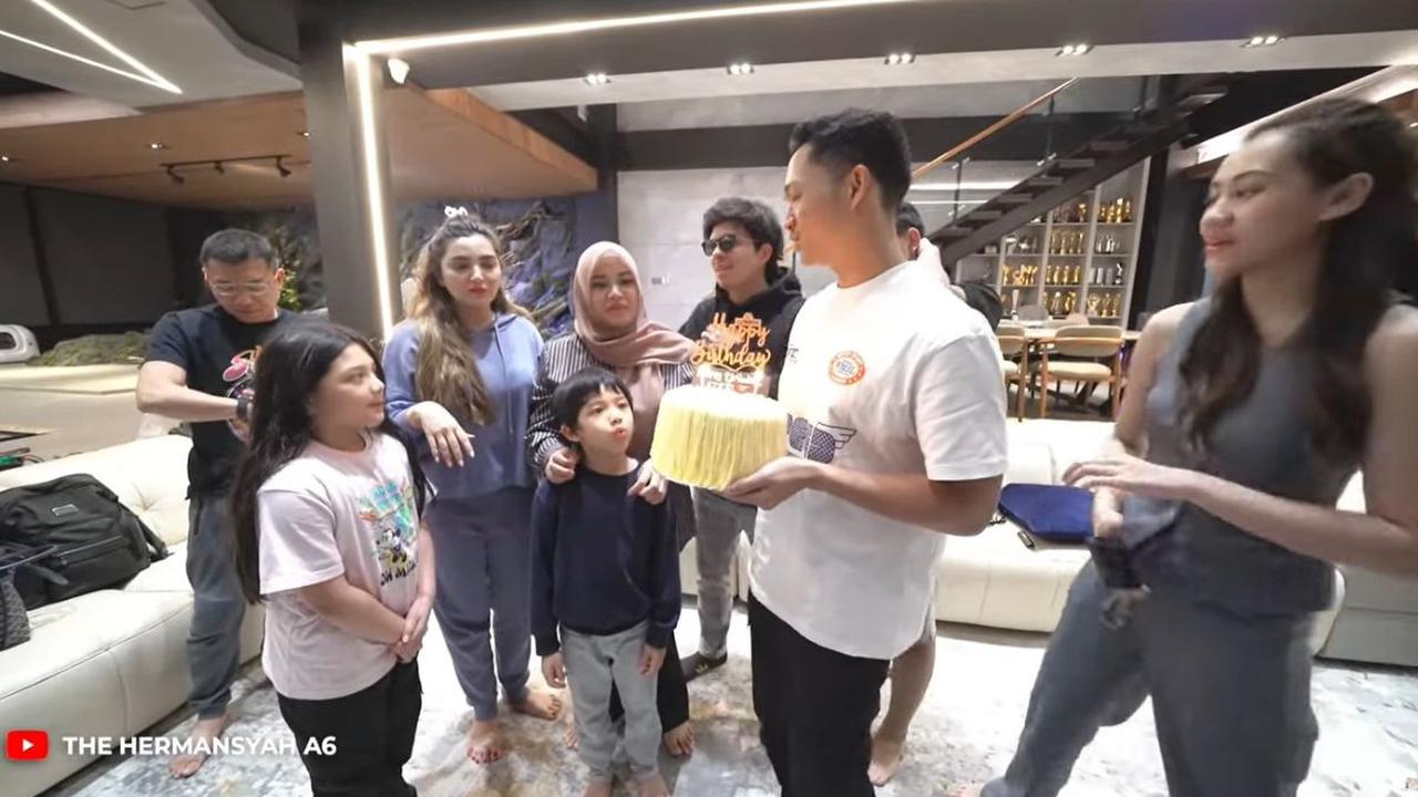 Tak sedikit juga yang menyampaikan doa buat Azriel di momen ulang tahunnya yang ke-24.<br>