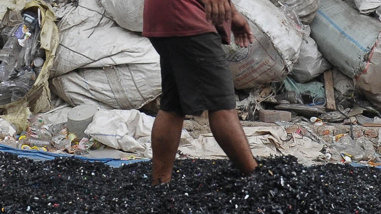 Inovasi BUMN Semen Atasi Krisis Lingkungan, Olah Sampah Jadi Wayang dan Paving Block