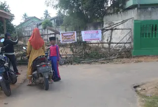 Warga Dusun Pulau Sari, Desa Labuhanratu Induk, Kecamatan Labuhanratu, Kabupaten Lampung Timur memblokir akses jalan menuju SMA N 1 Labuhanratu. (Liputan6.com/Istimewa).