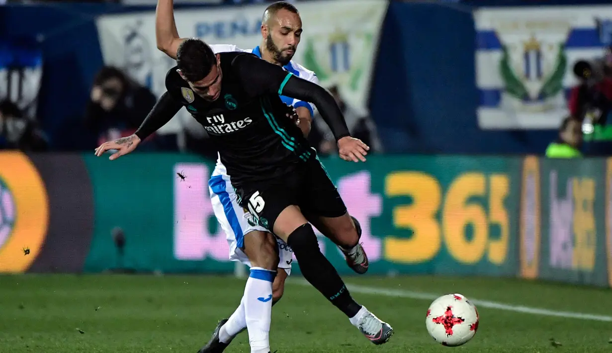 Bek Real Madrid, Theo Hernandez (kanan) berusaha membawa bola dari kawalan Nabil El Zhar saat bertanding di perempat final Copa del Rey di Estadio Municipal de Butarque (18/1). Madrid menang tipis 1-0 atas Leganes. (AFP Photo/Oscar Del Pozo)