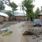 Sebuah kendaraan rusak terendam air banjir setelah banjir bandang di Ile Ape, di Pulau Lembata, provinsi Nusa Tenggara Timur, Minggu (4/5/2021).  NTT diterjang banjir bandang dan tanah longsor pada Minggu dini hari, 4 April 2021, sekitar pukul 01.00 WITA. (AP Photo/Ricko Wawo)