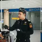 Ilustrasi petuga Bea Cukai sedang melakukan pemeriksaan pada penumpang pesawat. (Istimewa)