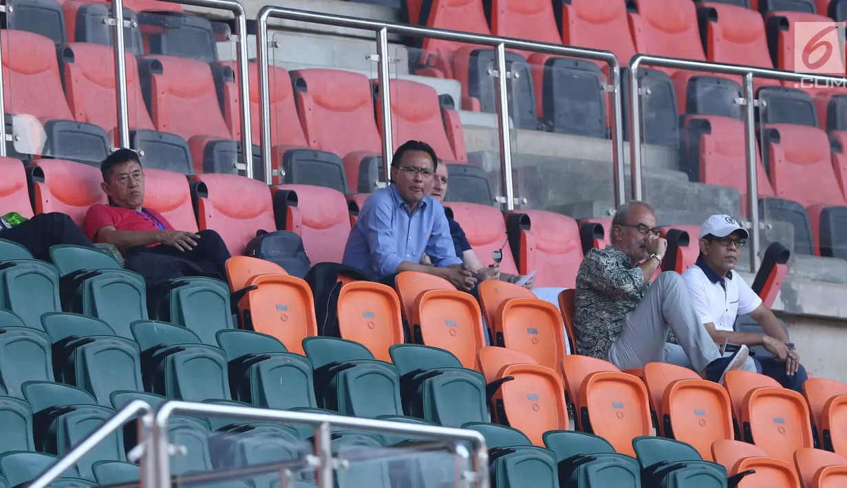 Pelatih Timnas Malaysia U-23, Ong Kim Swee (tengah) menyaksikan langsung laga Uzbekistan melawan Bahrain pada PSSI Anniversary Cup 2018 di Stadion Pakansari, Kab Bogor, Senin (30/4). Laga kedua tim berakhir imbang 3-3. (Liputan6.com/Helmi Fithriansyah)