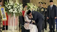 Momen Haru saat Prabowo Cium Kepala Anak Prajurit TNI yang Gugur di Lebanon