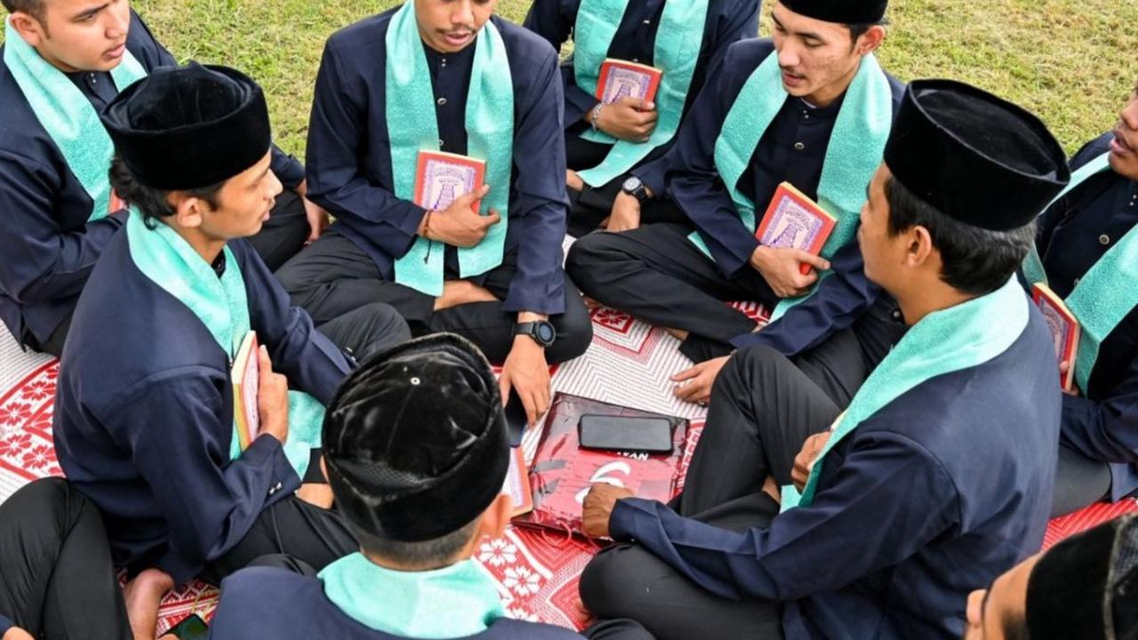 Hingga kegiatan tadarus Alquran yang menjadi aktivitas yang rutin dilakukan selama Ramadan. Foto: CHAIDEER MAHYUDDIN / AFP<br>