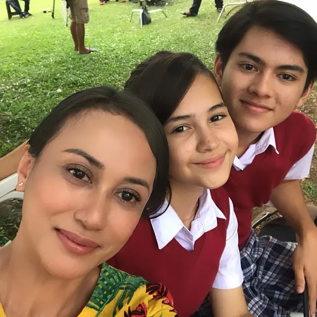 Jadi Ibu dan Anak di Sinetron, Ini 6 Potret Kebersamaan Rey Bong dan Ria Probo