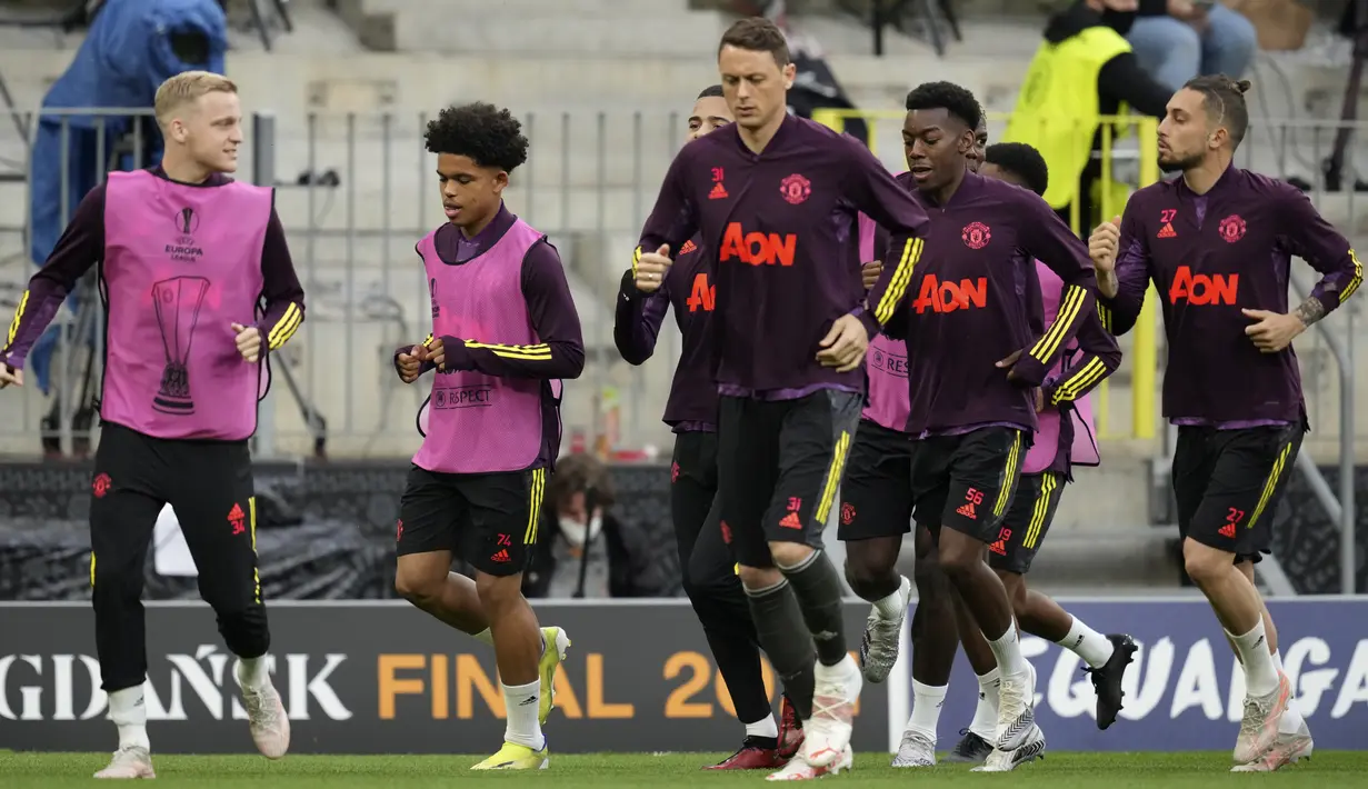 (Dari kiri) Pemain Manchester United (MU), Donny van der Beek, Shola Shoretire, Nemanja Matic, Elanga dan Alex Telles tiba sesi latihan di Gdansk, Polandia, Selasa (25/5/2021).  MU akan melakoni final Liga Europa melawan Villarreal pada Kamis (27/5) dini hari WIB. (AP Photo/Michael Sohn)