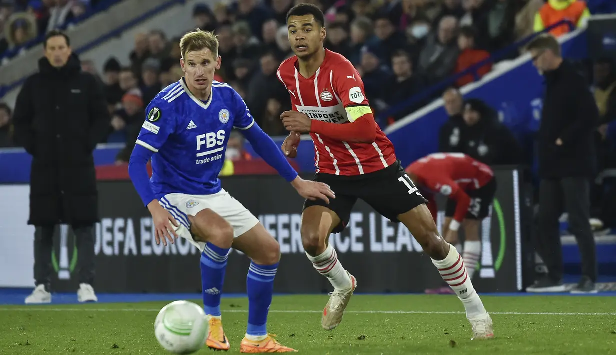 Gelandang Leicester City Marc Albrighton berebut bola dengan penyerang PSV Eindhoven Cody Gakpo pada leg pertama perempatfinal Europa Conference League di King Power Stadium, Jumat (8/4/2022) dini hari WIB. Leicester City ditahan imbang 0-0 saat menjamu PSV Eindhoven. (AP Photo/Rui Vieira)