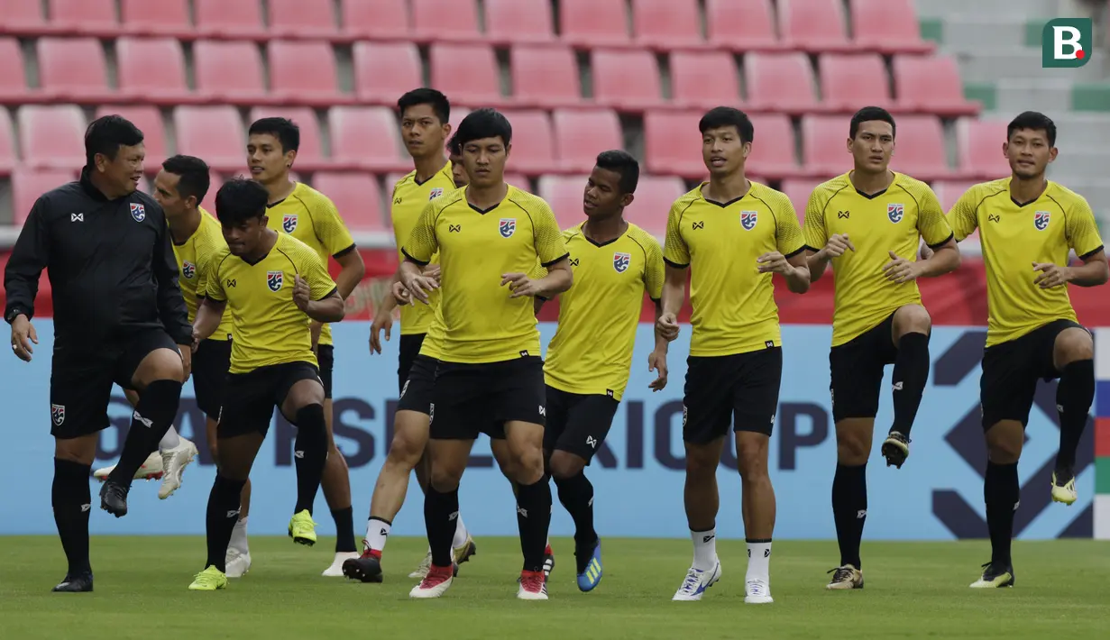 Para pemain Thailand melakukan pemanasan saat latihan di Stadion Rajamangala, Bangkok, Jumat (16/11). Latihan ini persiapan jelang laga Piala AFF 2018 melawan Timnas Indonesia. (Bola.com/M. Iqbal Ichsan)