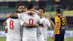 Para penggawa Inter Miilan melakukan selebrasi usai Mauro Icardi mencetak gol  (AP Photo/Felice Calabro')