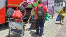 Wisatawan mulai berdatangan di Bandara Internasional Lombok menjelang World Super Bike Mandalika yang akan digelar 19-21 November 2021 di Sirkuit Mandalika, Nusa Tenggara Barat, Rabu (17/11/2021). (Liputan6.com/Rizki)