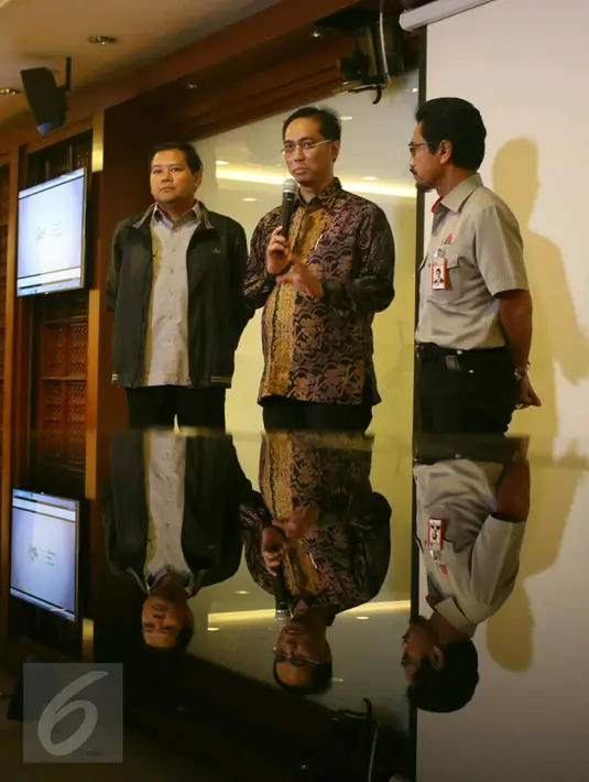 (kika) Sekretaris Perusahaan Semen Indonesia Agung Wiharto, Dirut Semen Indonesia Rizkan Chandra dan Direktur Proyek dan Enjinering Gatot Kustyadji saat memberikan keterangan kepada media di Jakarta, Rabu (22/3). (Liputan6.com/Angga Yuniar)