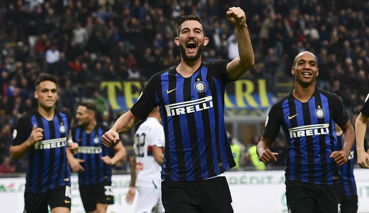 Gelandang Inter Milan, Roberto Gagliardini, merayakan gol yang dicetaknya ke gawang Genoa pada laga Serie A Italia di Stadion San Siro, Milan, Sabtu (3/11). Inter menang 5-0 atas Cagliari. (AFP/Miguel Medina)