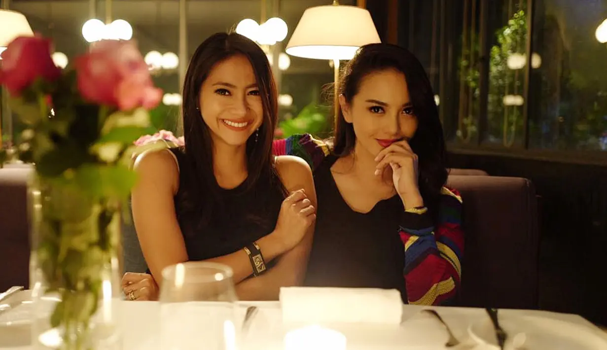 Seringkali Ririn dan Rini habiskan waktu bersama. Seperti yang terlihat di foto ini, kompak mengenakan black outfit, Ririn dan Rini tampak sedang makan bersama di sebuah restoran. (Instagram/ririnekawati)