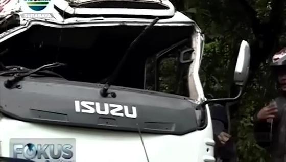 VIDEO: Hindari Kendaraan Lain, Minibus Terguling di Jalur Sengkan Mayit Lereng Ijen