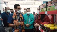 Sandiaga Uno mengunjungi Sulawesi Utara dan berkesempatan mencicipi makanan khas Manado, klappertaart (dok.instagram/@kemenparekraf/https://www.instagram.com/p/CMCuGHCBHkJ/Komarudin)