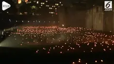 Ribuan nyala api menyinari parit di sekitar Menara London pada hari Minggu, sebagai bagian dari upacara peringatan seratus tahun Perang Dunia Pertama.