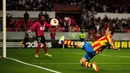 Pemain Valencia, Jose Gaya gagal berusaha mengontrol bola dan mengarahkan ke gawang Sevilla di di laga pertama semifinal Liga Europa di Seville, (25/4/2014) (REUTERS/Jon Nazca)