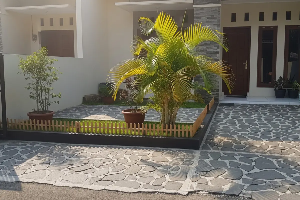 Inspirasi Teras Rumah Subsidi dengan Batu Alam dan Palem Kuning