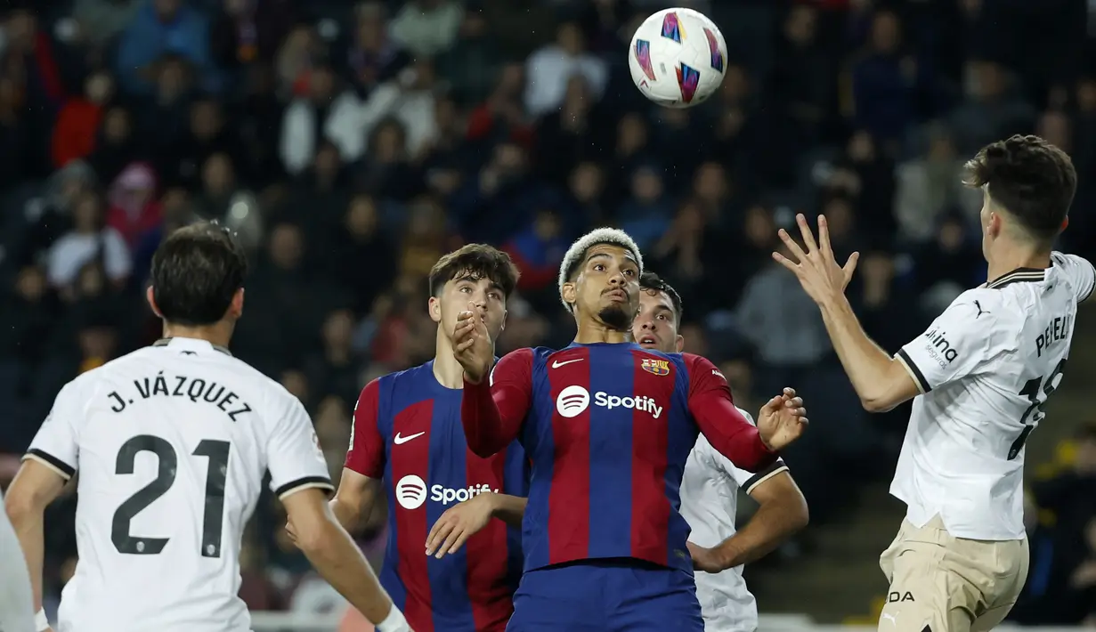 Barcelona sukses menang 4-2 melawan 10 pemain Valencia. (AP Photo/Joan Monfort)