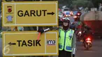 Papan penunjuk arah yang dipasang di Simpang Nagreg, Jawa Barat, Sabtu (2/7). Polisi memberlakukan sistem rekayasa lalu lintas untuk menghindari kemacetan yang menuju ke Garut dan Tasik. (Liputan6.com/Immanuel Antonius)