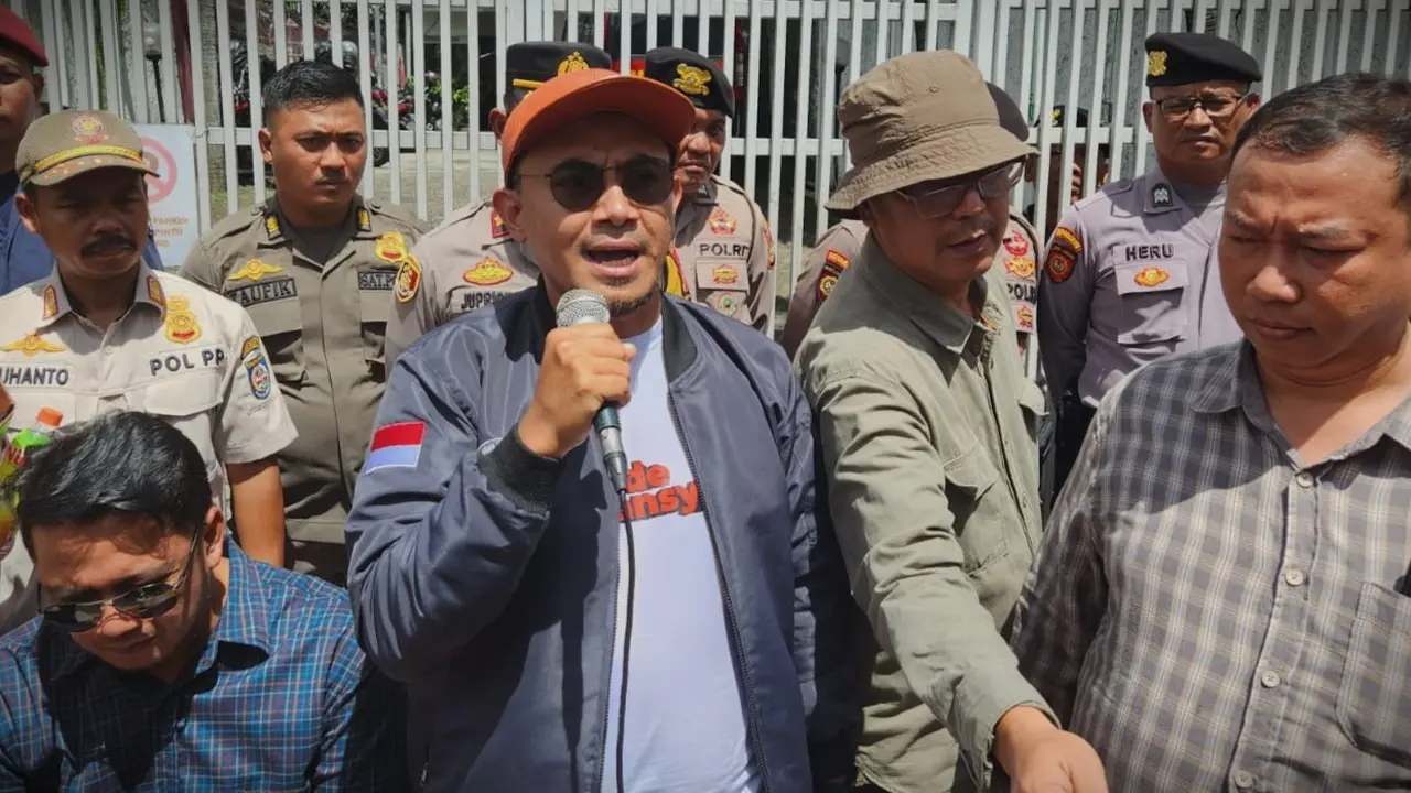 DPD PKS Kota Depok menggelar aksi massa dan mengadu ke KPUD Kota Depok