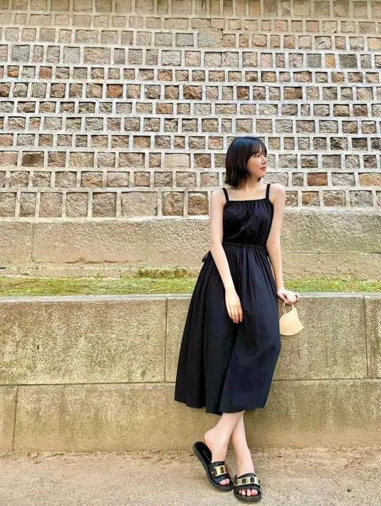 Eks member Gfriend tampil simpel dengan slip dress warna hitam yang dipadukan bersama slip on warna senada. Style ini cocok kamu kenakan saat hangout ke taman. (Instagram/every_nn).