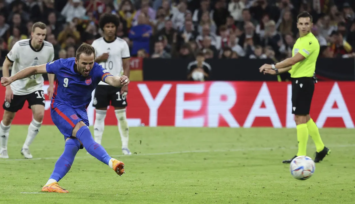 Dewi Fortuna masih berbaik hati. Inggris mendapatkan tendangan penalti pada menit ke-86 usai Schlotterbeck menjatuhkan Kane di kotak terlarang. Penyerang Tottenham tersebut maju sebagai algojo dan menuntaskan eksekusinya dengan sempurna. (AP/Markus Ulmer)