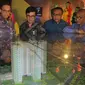 Gubernur DKI Jakarta Anies Baswedan melihat maket rumah susun Klapa Village saat peletakan batu pertama atau ground breaking, Jakarta, Kamis (18/1). Pembangunan Klapa Village merupakan pelaksanaan program rumah DP 0 rupiah. (Liputan6.com/Pool/Budi)