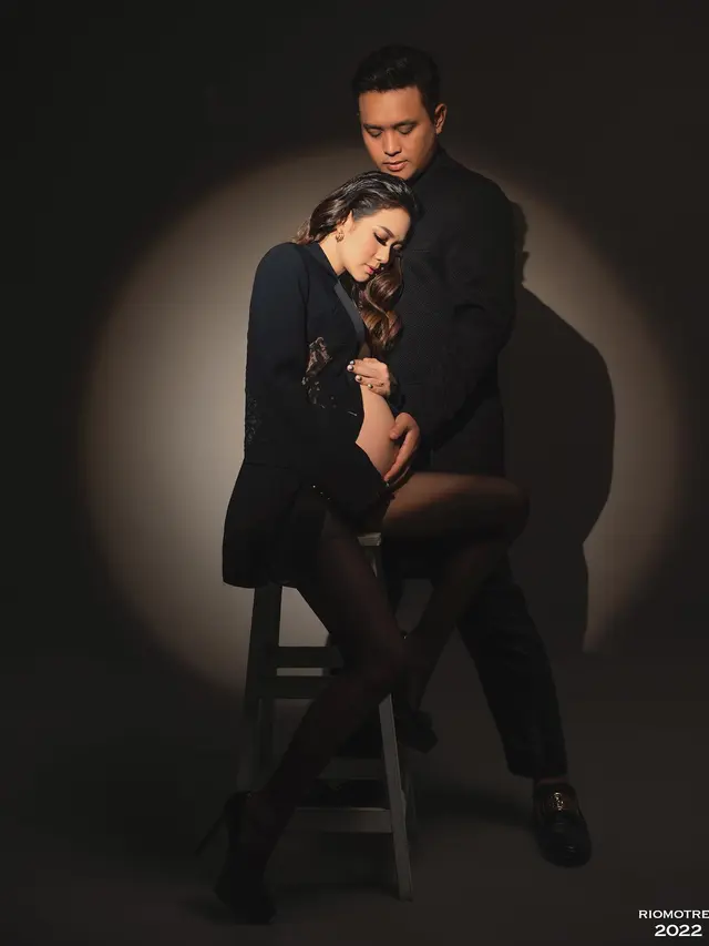 Segera Melahirkan, Ini 7 Maternity Shoot Gilang Dirga dan Adiezty Ferza