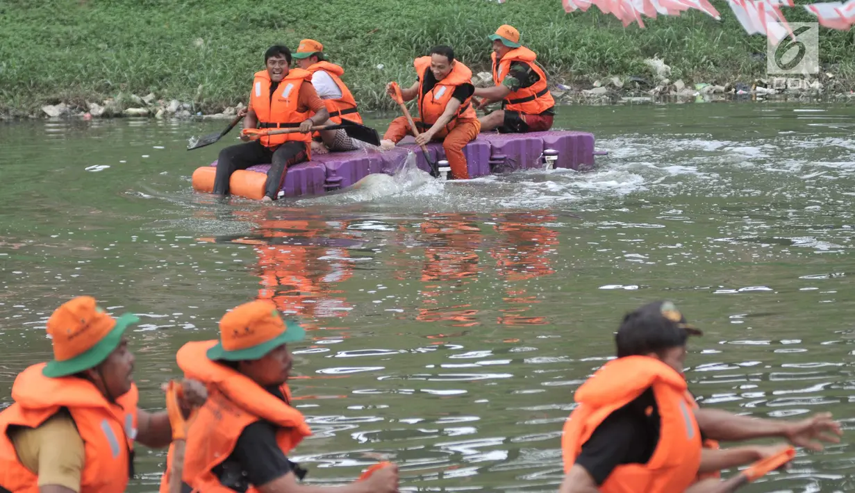 Petugas dari UPK Badan Air Dinas Lingkungan Hidup Kecamatan Duren Sawit beradu kecepatan saat lomba dayung di Kanal Banjir Timur, Jakarta, Sabtu (17/8/2019). Para petugas menggunakan pelampung palka dan sekop dalam perlombaan dayung tersebut.  (merdeka.com/ Iqbal S. Nugroho)