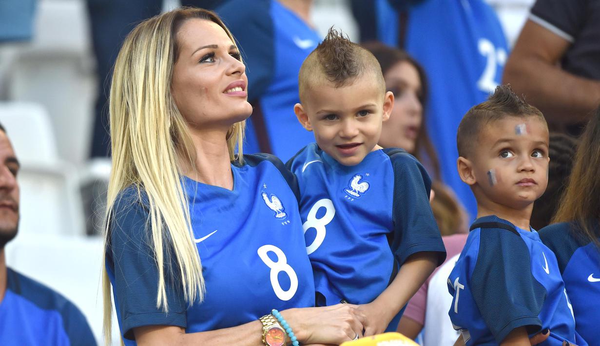 Ludivine Payet istri dari pemain Prancis, Dimitri Payet menanti laga piala Eropa 2016 di Stade Velodrome, Marseille (7/7/2016). (EPA/Peter Powell)