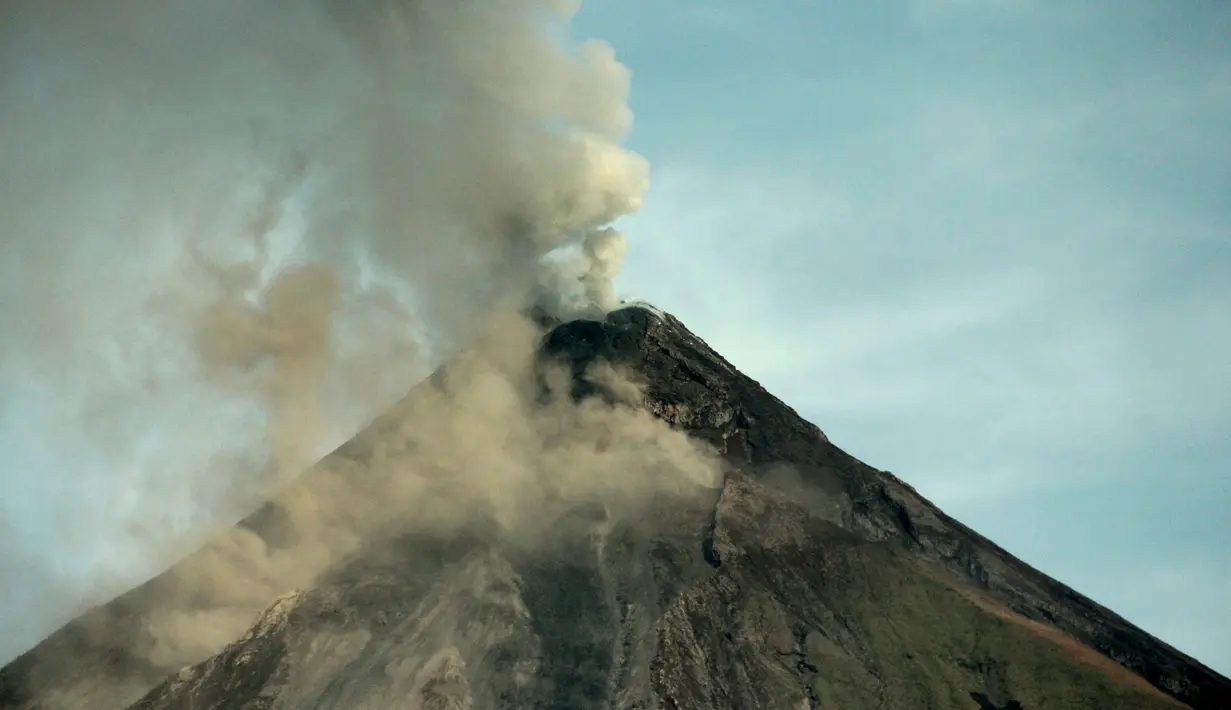 Lava cair mengalir menuruni lereng gunung berapi Mayon saat meletus di Kota Legazpi, Provinsi Albay, tenggara Manila, Filipina, Selasa (30/1). (AP Photo/Bogie Calupitan)