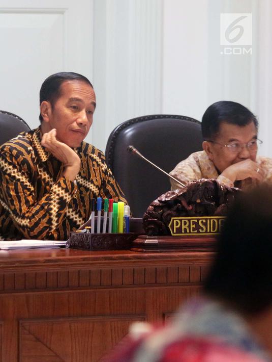 Presiden Joko Widodo atau Jokowi (kiri) didampingi Wakil Presiden Jusuf Kalla saat memimpin rapat terbatas (ratas) di Kantor Presiden, Jakarta, Senin (29/4/2019). Pemerintah berencana memindahkan Ibu Kota Indonesia dari Jakarta ke daerah lain di luar Jawa. (Liputan6.com/HO/Radi)