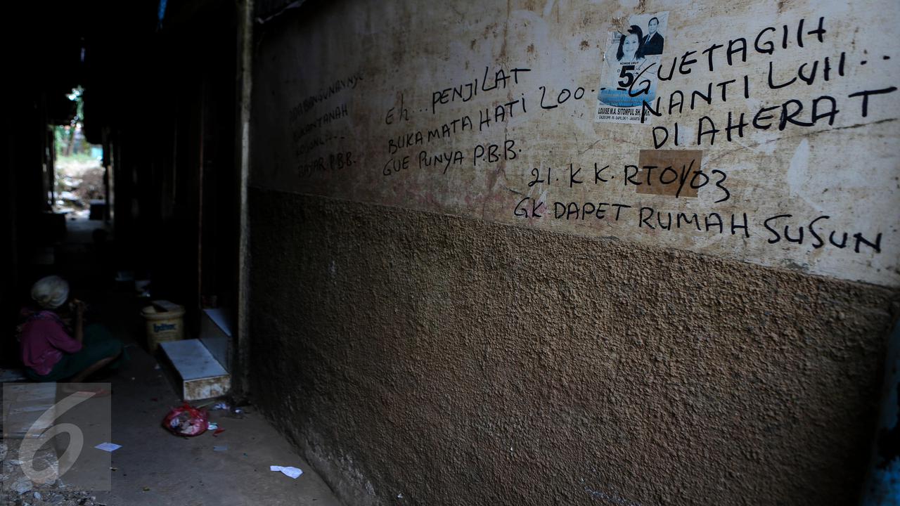20150723-Coretan di Dinding Wujud Protes Warga Pemukiman Kampung Pulo-Jakarta