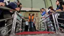 Bupati Empat Lawang, Budi Antoni Aljufri keluar dari gedung KPK usai menjalani pemeriksaan, Jakarta, Selasa (14/7/2015). Budi diperiksa terkait kasus suap mantan Ketua MK, Akil Mochtar dalam Pilkada Kabupaten Empat Lawang. (Liputan6.com/Helmi Afandi)