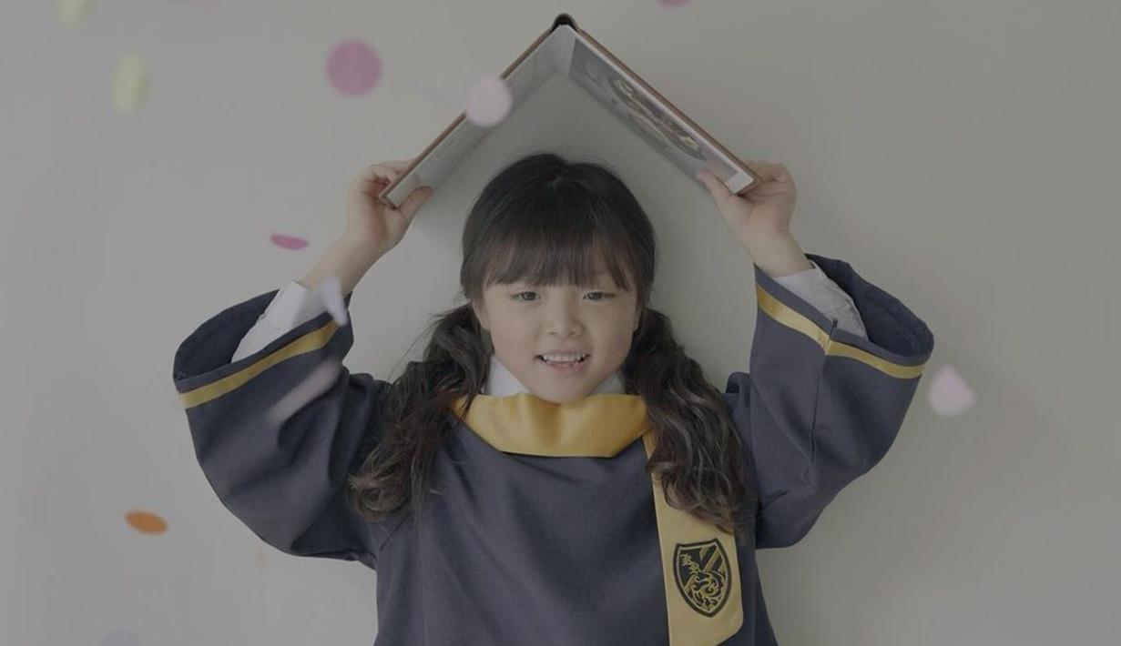 Kabar bahagia kelulusannya dari TK dibagikan oleh akun Instagram yang dikelola sang ibunda. Melalui akun tersebut, sang ibunda selalu mengunggah aktivitas putrinya. Untuk diketahui, Han Yeoreum sendiri merupakan aktris cilik kelahiran tahun 2017, dan tahun ini memasuki usia 7 tahun. (Liputan6.com/IG/@k_han__na)