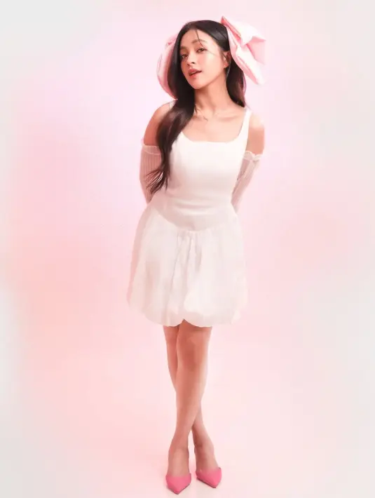 Untuk menyempurnakan outfit, Eca memilih high heels pink yang serasi dengan warna busananya.   [@elsaajapasal].