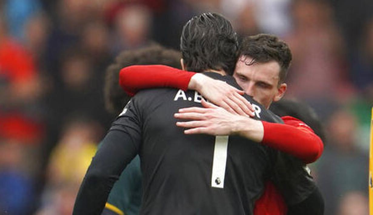 Pemain Liverpool, Andrew Robertson dan Alisson Becker saling berpelukan usai dipastikan gagal menjadi juara Liga Inggris musim 2021/2022. (AP/Jon Super)