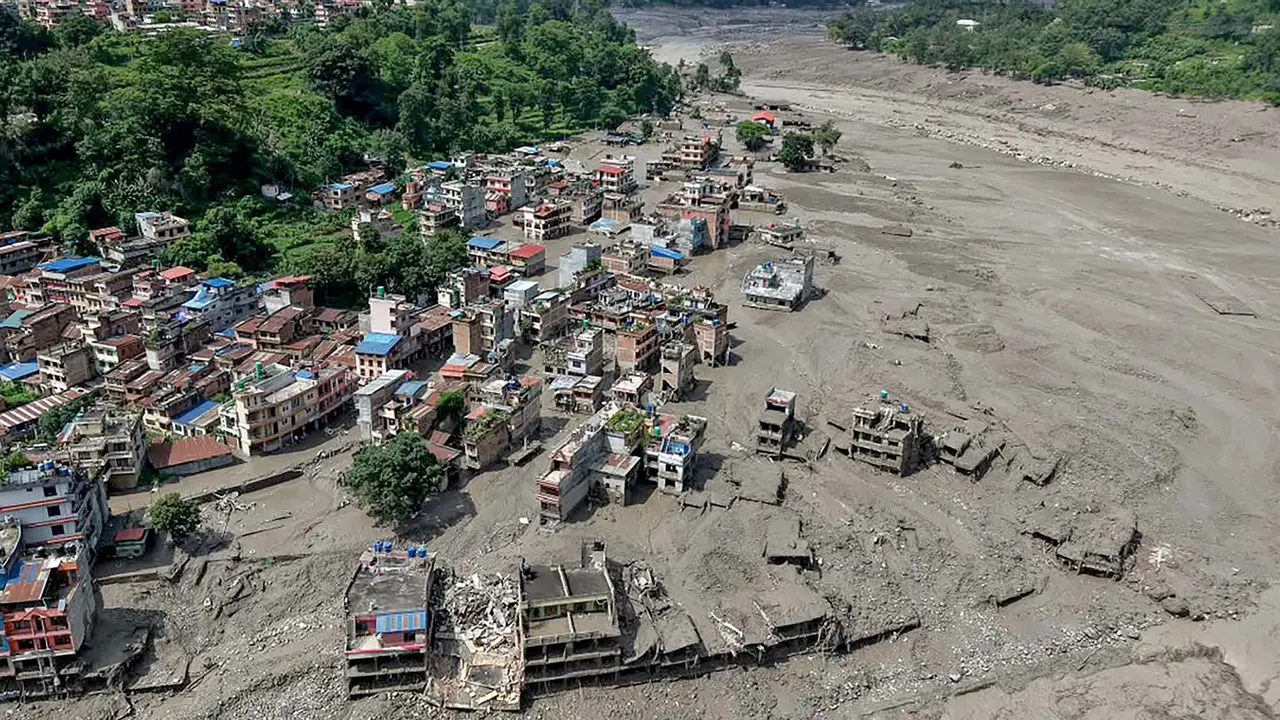 Banjir Bandang Nepal Tewaskan 95 Orang dan Ratusan Wisatawan Hilang