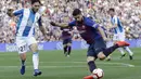 Striker Barcelona, Luis Suarez, menendang bola saat melawan Espanyol pada laga La Liga di Stadion Camp Nou, Sabtu (30/3). Barcelona menang 2-0 atas Espanyol. (AP/Manu Fernandez)