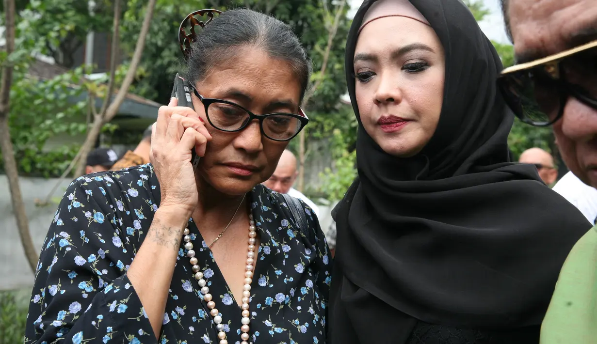 Ratusan para pelayat terus berdatangan ke rumah duka. Tidak hanya tetangga yang menyampaikan turut berbela sungkawa tapi juga banyak selebriti yang terlihat hadir. (Nurwahyunan/Bintang.com)