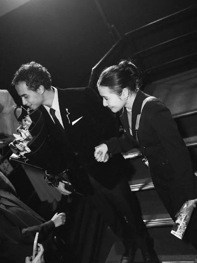 Gaya Prilly Latuconsina Support Omara Esteghlal di Film Terbaru, Kompak dengan Adik Ipar dan Calon Mertua Kenakan Serba Hitam